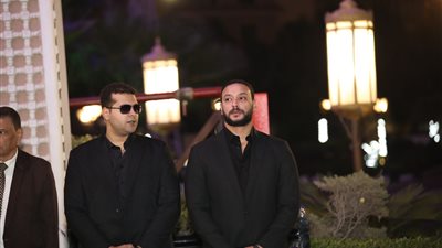 أحمد خالد صالح وهنادي مهنا وطه دسوقي في عزاء طارق عبد العزيز (فيديو)