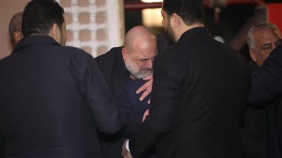 مافيش كراسي فاضية.. نجوم مصر يحتشدون في عزاء طارق عبد العزيز (فيديو)