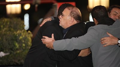 بمساندة محمد جمعة.. صلاح عبدالله يذهب إلى عزاء طارق عبد العزيز