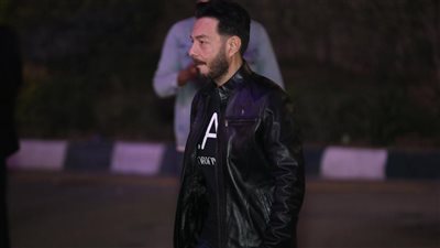 بحزن شديد.. أحمد زاهر يشارك في عزاء طارق عبدالعزيز