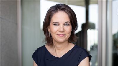 وزيرة خارجية ألمانيا تؤكد أهمية الإسراع نحو التحول بمجال الطاقة