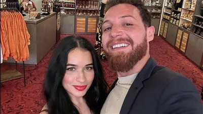 محمود حجازي برفقة زوجته في أحدث ظهور (صور)