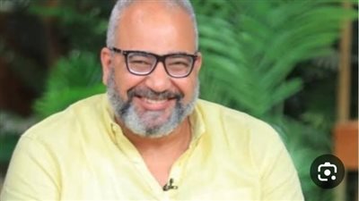 بيومي فؤاد يتعاقد على مسرحية 