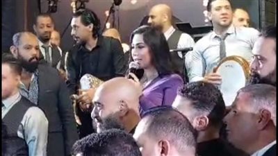 بوسي أول الحضور حفل زفاف نجل نشأت الديهي