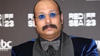 بالقطيف الأزرق.. محمد ثروت يتألق في مهرجان الأحمر السينمائي الدولي 