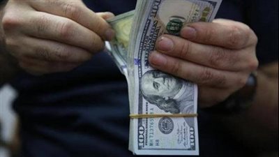 الدولار يتراجع بضغط من تقييم احتمالات خفض الفائدة