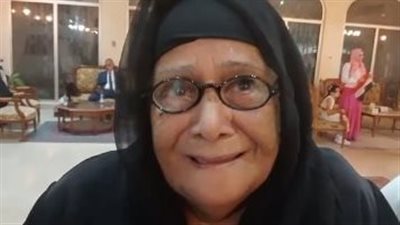 عمرها 77 سنة.. أكبر مسنة مصرية تؤدي الواجب الانتخابي في مسقط