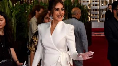 إطلالة كلاسيكية لأمينة خليل في عرض فيلم 