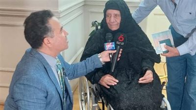 رغم تنقلها على كرسي متحرك.. مسنة تحرص على المشاركة في الانتخابات بأثينا