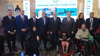 محافظ الجيزة يسلم 160 كرسيا متحركا كهربائيا وعاديا لذوي الهمم
