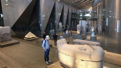 مسؤول بالمتحف المصري الكبير: قطع أثرية في الدرج العظيم يصل وزنها إلى 85 طنا