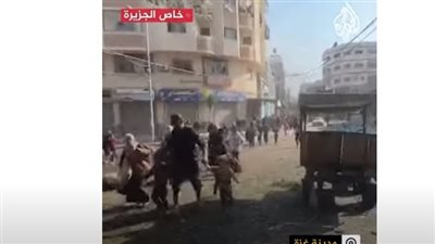 اللحظات الأولى عقب قصف إسرائيلي لمدرسة تؤوي نازحين بمدينة غزة (فيديو)