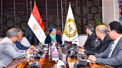  وزيرة البيئة تعقد اجتماعًا مع ممثلى وزارتى البترول والكهرباء بشأن تشجيع الاستثمارات