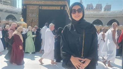 بعد انفصالها.. إنجي علاء من أمام الكعبة