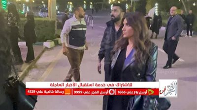 مي عمر والمخرج محمد سامي في عزاء أشرف عبد الغفور