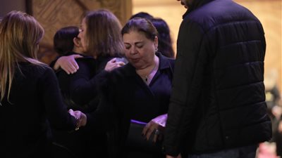 ماجدة زكي ونجلها يقدمان واجب العزاء في أشرف عبد الغفور 