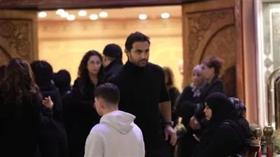 ملامح الحزن والأسى يرافق كريم فهمي في عزاء أشرف عبد الغفور