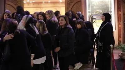 الحزن يسيطر على سالي عبد السلام في عزاء أشرف عبد الغفور