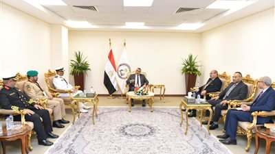 وزير الإنتاج الحربى يستقبل مدير إدارة التصنيع الحربى بالبحرين بمعرض 