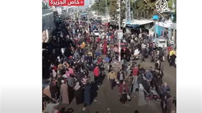 مشاهد جوية خاصة لاكتظاظ شارع رئيسي في رفح الفلسطينية بعشرات آلاف النازحين (فيديو)