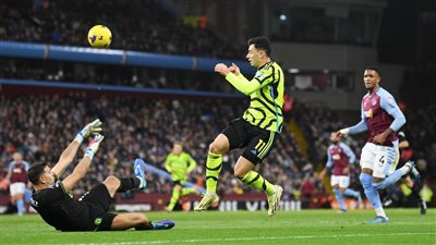 أرسنال يفرط في صدارة الدوري الإنجليزي بهزيمة قاسية أمام أستون فيلا