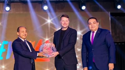 على هامش حفل ترويج السياحة المصرية بالغردقة.. كامل أبو علي يكرم alltours العالمية 