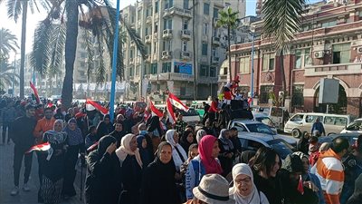 بالأعلام المصرية.. انطلاق مسيرة للناخبين في الإسكندرية إلى لجان الانتخابات