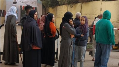 السيدات يصطففن أمام اللجان الانتخابية بالجيزة.. صور