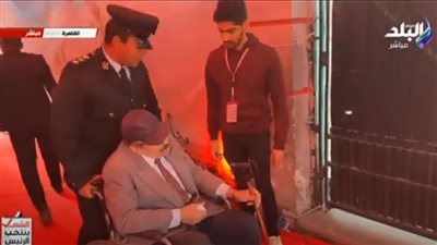 موقف إنساني.. رجل شرطة يساعد ناخب من ذوي الهمم للإدلاء بصوته في الانتخابات الرئاسية