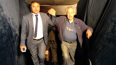 رجال الأمن يساعدون كبار السن للإدلاء بأصواتهم (صور) 