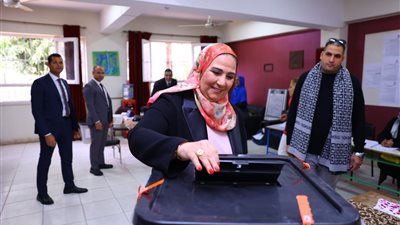 وزيرة التضامن تدلي بصوتها في انتخابات الرئاسة بلجنة مدرسة بدر الإعدادية بالدقي 