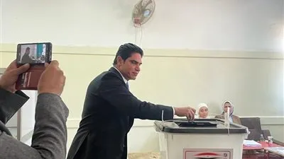 أحمد أبو هشيمة يدلي بصوته في الانتخابات الرئاسية بمدرسة هدى شعراوي بالتجمع 