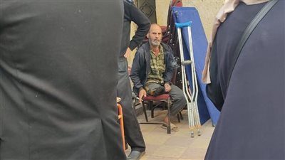 رغم الإعاقة.. ناخب يدلي بصوته في الانتخابات الرئاسية 2024