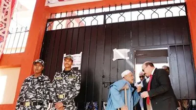 محافظ أسوان يدلي بصوته ويتابع سير العملية الانتخابية داخل الـ 254 لجنة فرعية