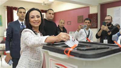 عقب الإدلاء بصوتها.. مايا مرسي: أدعو سيدات مصر للمشاركة في الانتخابات بكثافة وإيجابية
