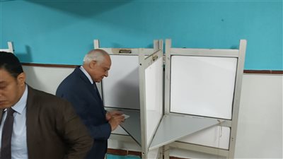 محافظ الجيزة يدلي بصوته بالانتخابات الرئاسية بمدرسة عثمان بن عفان في العمرانية.. صور