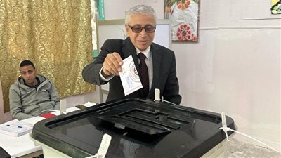 رئيس نادي قضاة الإسكندرية يدلي بصوته في الانتخابات الرئاسية 
