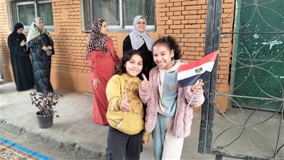 بالصور.. الأطفال يشاركون ذويهم فى الانتخابات الرئاسية بالجيزة