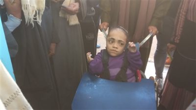 طفلة من ذوي الهمم ترافق والدها للتصويت في انتخابات الرئاسة بأسيوط