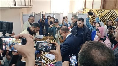 بالصور.. محافظ الإسكندرية يدلي بصوته في إحدى لجان الوافدين 