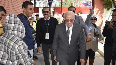 محافظ بورسعيد يشيد بالإقبال المكثف للمواطنين خلال الساعات الأولى من اليوم الأول للانتخابات 