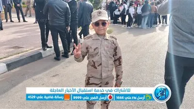 بأعلام مصر.. الأهالي يصطحبون أطفالهم خلال الإدلاء بأصواتهم