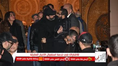 بملامح الحزن.. كريم عبد العزيز يواسي صديقه أحمد حلمي في وفاة شقيقه