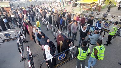 قبل فتح اللجان.. إقبال مكثف من المواطنين بثاني أيام الانتخابات الرئاسية 2024 (صور)