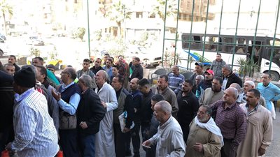 إقبال كبير من المواطنين على لجنة مغتربين حي العجمي بالإسكندرية (صور)