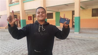 «بنحبك يا سيسي بصمتلك بالجوز».. مواطن يعبر عن حبه للرئيس بتصريح جريء