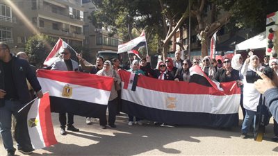 لحظات تاريخية.. حشد نسائي يحملن الأعلام أمام مدرسة الأوقاف الثانوية بحي العجوزة