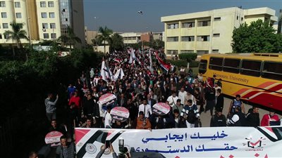انزل شارك صوتك هيوصل.. مسيرة ضخمة بجامعة المنصورة لممارسة الاستحقاق الدستوري