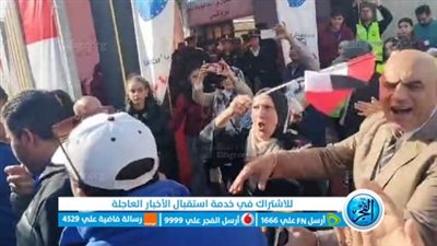 سيدة مصرية ترقص بعلم مصر أمام لجنة طبري روكسي في مصر الجديدة (فيديو)