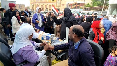 خدمات طبية للناخبين أمام اللجان الانتخابية في أسوان